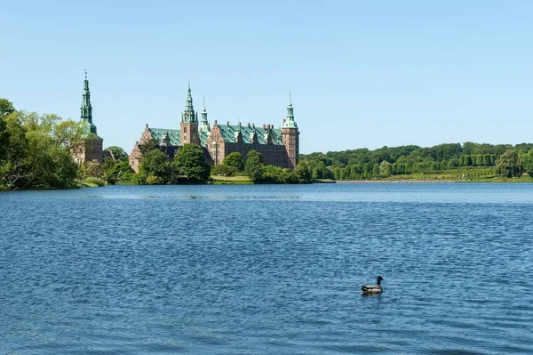 Una Vista Panoramica Del Castello Frederiksborg Circondato Alberi Dal Lago — Foto Stock