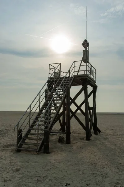 Tiro Vertical Uma Estação Salva Vidas Metal Uma Praia Vazia — Fotografia de Stock