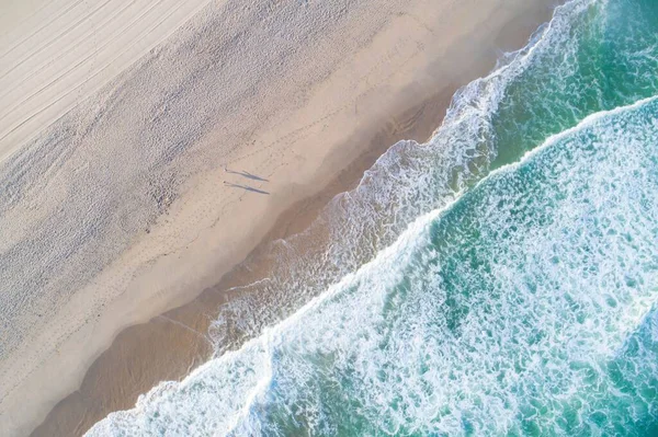 Вид Повітря Двох Людей Йдуть Вздовж Пляжу Світанку — стокове фото