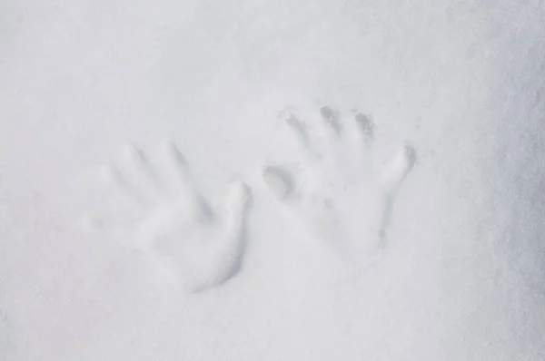 Eine Nahaufnahme Von Händen Die Spuren Schnee Hinterlassen — Stockfoto