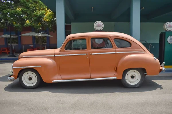 Ein Old Fashioned American Orange Farbiges Auto Das Plymouth Luxe — Stockfoto