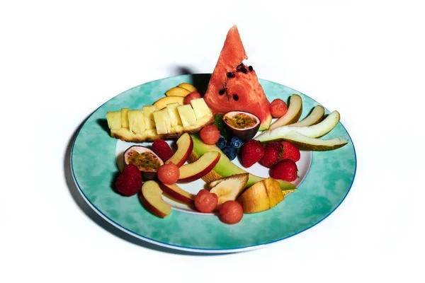 Plato Aislado Frutas Deliciosas Frescas Sobre Fondo Blanco —  Fotos de Stock