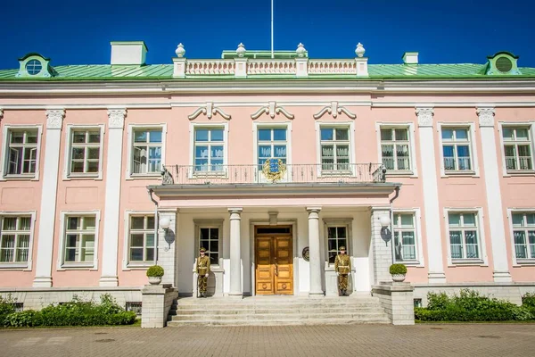 Edificio Rosa Dell Ufficio Del Presidente Della Repubblica Estonia Con — Foto Stock