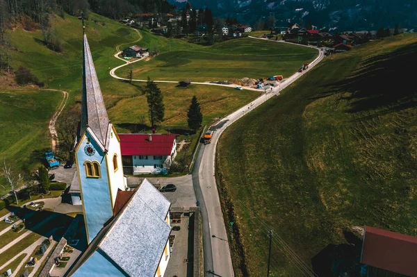 Het Uitzicht Vanuit Lucht Een Kerk Omringd Door Groene Velden — Stockfoto