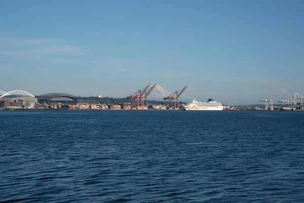 ワシントン州シアトルのベルタウン港の前を航海する巨大なクルーズ船 — ストック写真