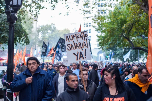 在阿根廷布宜诺斯艾利斯的劳动节集会期间 西班牙裔示威者举着海报散步 — 图库照片