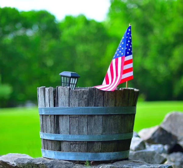 美国国旗在木桶中的特写镜头 — 图库照片