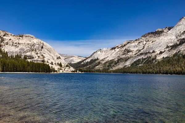 Die Landschaft Der Schneebedeckten Berge See Unter Blauem Himmel — Stockfoto