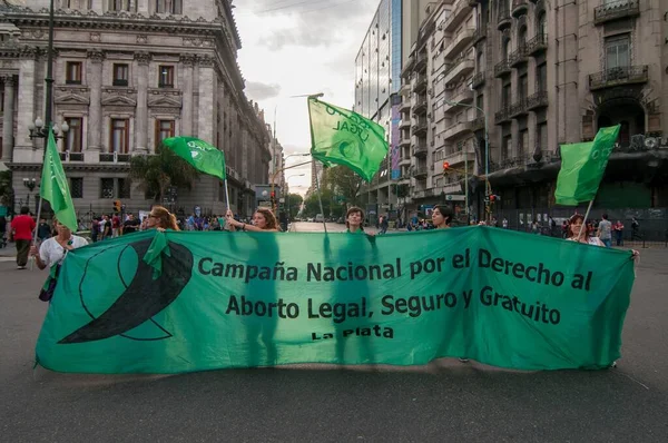 在阿根廷布宜诺斯艾利斯举行的支持堕胎法集会期间举行的支持堕胎的示威者抗议活动 — 图库照片