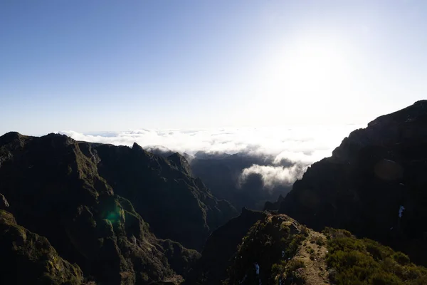 Het Uitzicht Bergen Bereiken Van Wolken Schilderachtige Natuur — Stockfoto