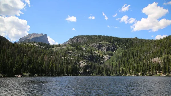 Una Vista Panorámica Lago Contra Bosque Pinos Verdes Ladera Las — Foto de Stock