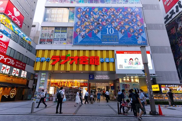 日本秋叶原 2020年8月26日 人们聚集在秋叶原购物中心的入口处 — 图库照片