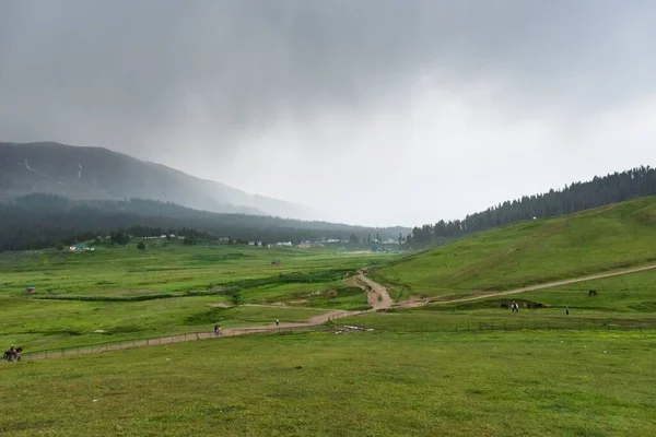 Tájkép Hegyekkel Felhőkkel Gulmargban Hegyi Állomás Népszerű Síközpont Jammu Kasmír — Stock Fotó