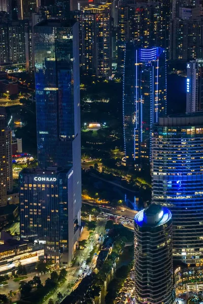 夜の都市の建物の垂直ビュー 現代的な都市の高層ビル — ストック写真