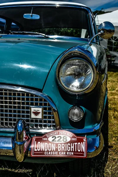 Widok Pionowy Niebieskiego Mini Cooper Klasyczny Samochód Zaparkowany Zewnątrz — Zdjęcie stockowe