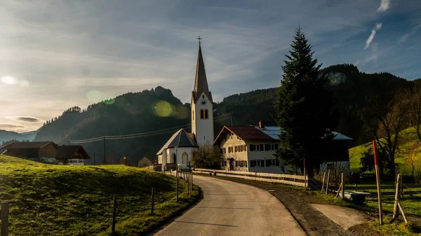 View Church Surrounded Green Fields Tree Covered Mountains Bavaria — Stock Photo, Image