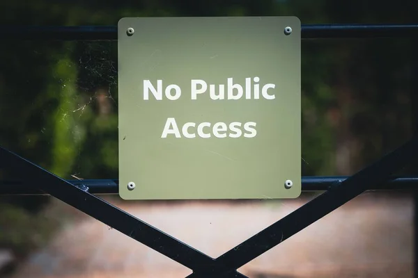 Primer Plano Signo Acceso Público Colgado Una Puerta Metal Negro —  Fotos de Stock