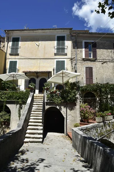 イタリアのサン ドナート ヴァル コミノ村にある古い家の垂直ショット — ストック写真