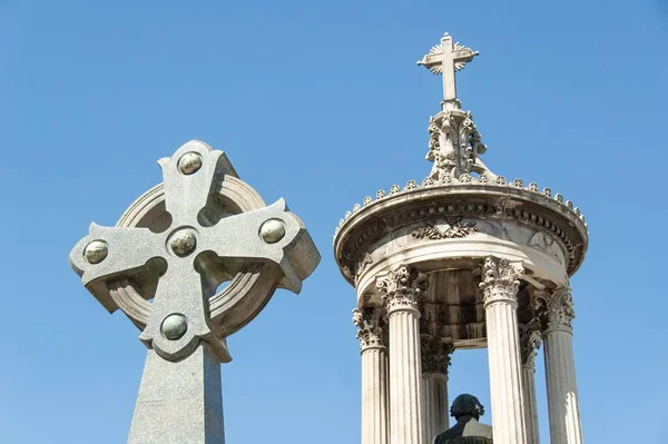アルゼンチン ブエノスアイレスの レコレタ墓地 の十字架の低角度ショット — ストック写真
