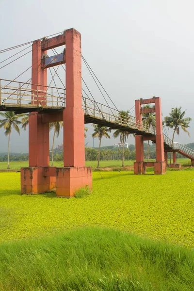 河上一座古老的悬索桥 满载沙门氏菌 — 图库照片