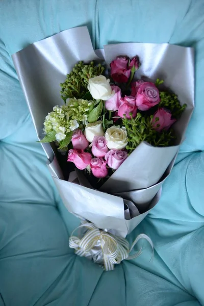 Colpo Verticale Mazzo Fiori Rose Colorate Con Bellissimo Involucro Una — Foto Stock