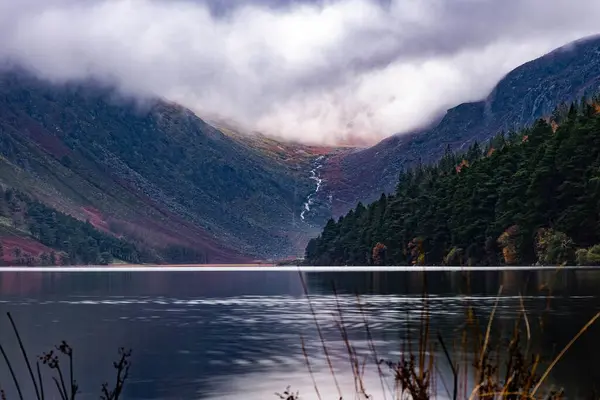 Wspaniały Widok Jezioro Pośród Gór — Zdjęcie stockowe