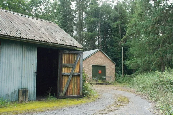 Ett Förfallet Och Övergivet Gammalt Garage Skog Längs Stig — Stockfoto