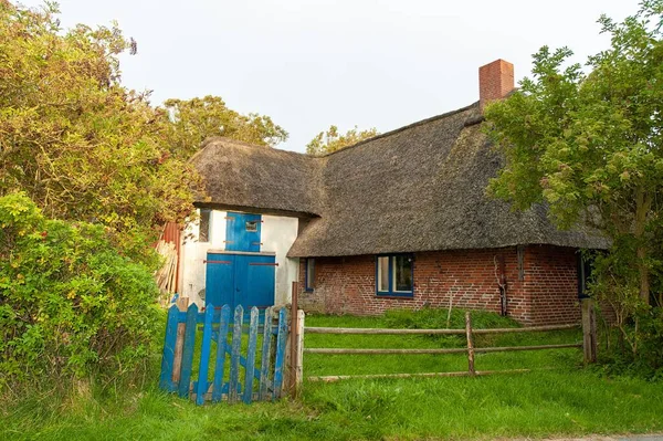 Een Klein Vervallen Stenen Huis Met Blauwe Hekken Deuren Westerhever — Stockfoto