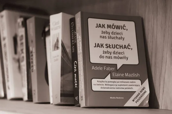 Adele FaberとElaine Mazishの本は ポーランド語で子供たちに聞いて話す方法についての本です — ストック写真