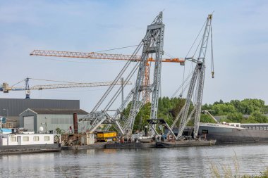 Crane limanında ağır bir araç.