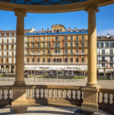 Güneşli bir günde, İspanya, Pamplona, Kafe Iruna 'nın güzel bir görüntüsü.