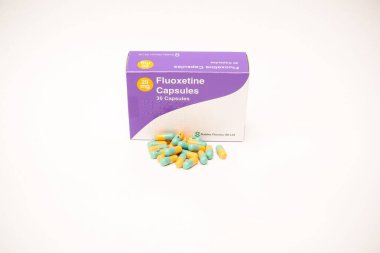 Beyaz arka planda izole edilmiş haftalık 20 mg kapsüllü bir Fluoxetine Kapsülü.