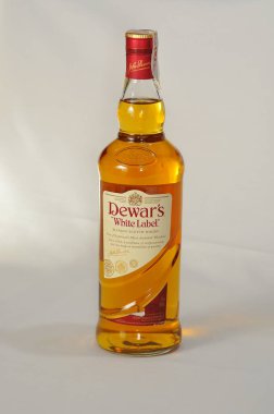 Stüdyoda bir şişe Dewar 'ın viskisinin dikey çekimi.