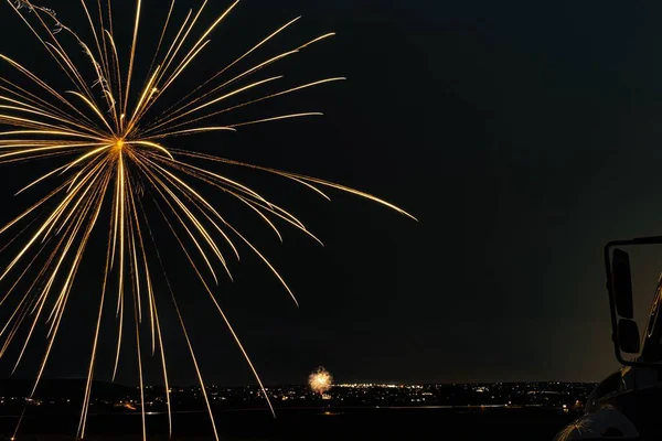 前景の明るい花火と夜空に黄色の花火の壮大なショット — ストック写真
