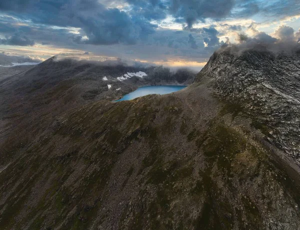 Egy Gyönyörű Hegy Egy Naplementekor Norvégiában Egy Csodálatos Kirándulóhely — Stock Fotó