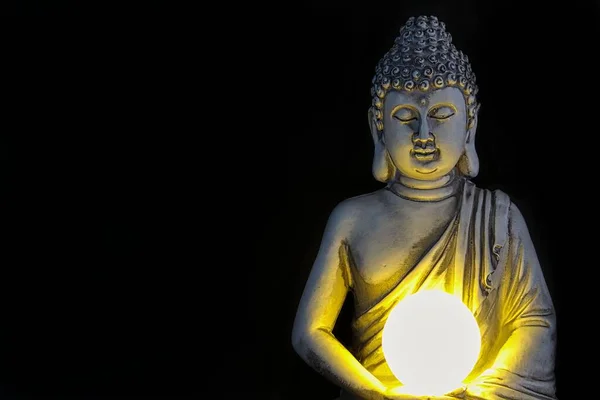 Een Close Van Boeddhabeeld Met Een Aangestoken Lamp Zijn Handen — Stockfoto