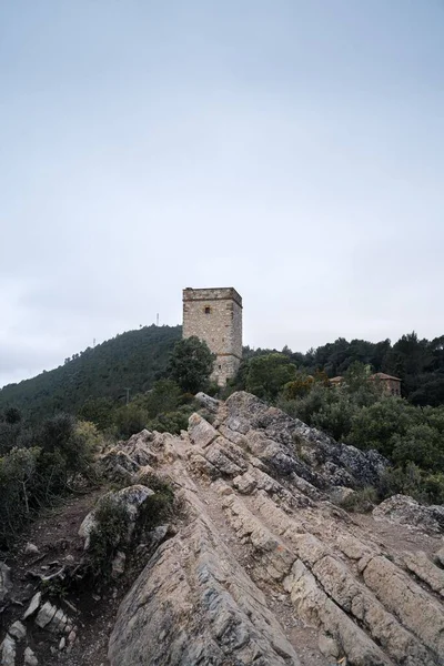 山に囲まれた古い城の美しいショット — ストック写真