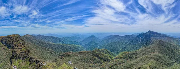 Uma Vista Panorâmica Das Montanhas Cobertas Árvores Pelo Fanjingshan Monte — Fotografia de Stock