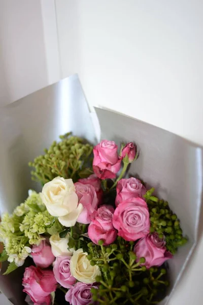 Вертикальный Снимок Цветочного Букета Разноцветных Роз Красивой Оберткой — стоковое фото