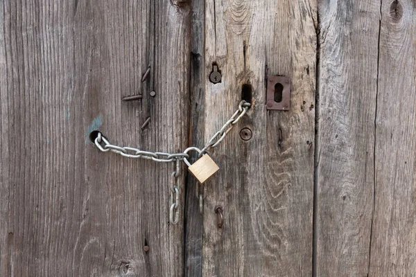 Una Vieja Puerta Madera Doble Cerrada Con Una Cadena Hierro — Foto de Stock