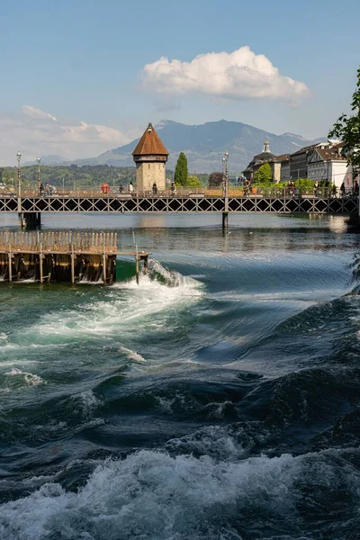 Eine Vertikale Aufnahme Der Kapellenbrücke Luzern Schweiz — Stockfoto