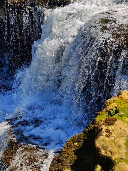 Сильный Поток Водопадов Ударяющихся Дно — стоковое фото
