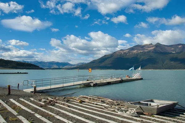 Uma Bela Vista Lago Argentino Com Montanhas Fundo — Fotografia de Stock