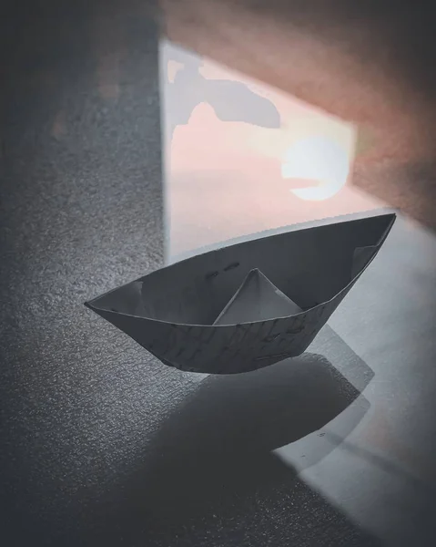 Tiro Vertical Barco Papel Origami Flutuando Superfície Água Com Reflexão — Fotografia de Stock