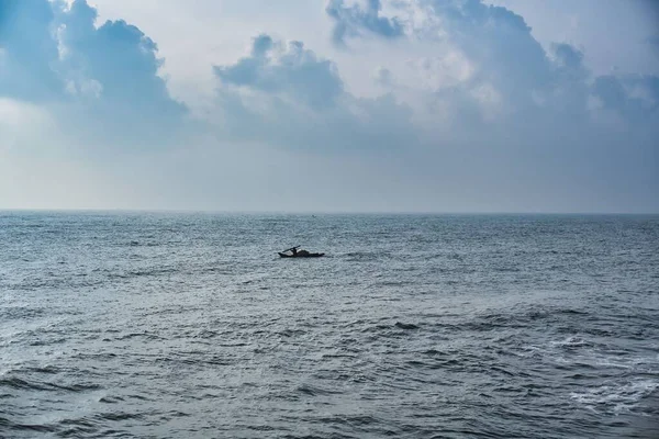 Piękne Ujęcie Oceanu Pod Chmurnym Niebem Osobą Pływającą Kajaku — Zdjęcie stockowe