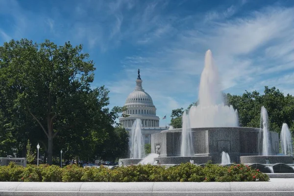 Las Fuentes Agua Contra Edificio Del Capitolio Estados Unidos Día — Foto de Stock