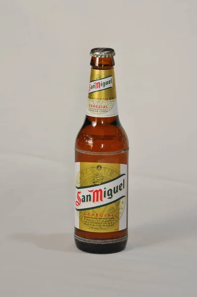 在演播室里垂直拍摄一瓶圣米格尔啤酒 — 图库照片