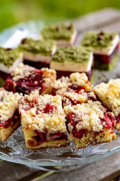 Ein Köstlicher Frischer Hausgemachter Streuselkuchen Auf Dem Transparenten Teller — Stockfoto