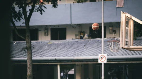 バスケットボールボールがスプラッシュでリムに入る — ストック写真
