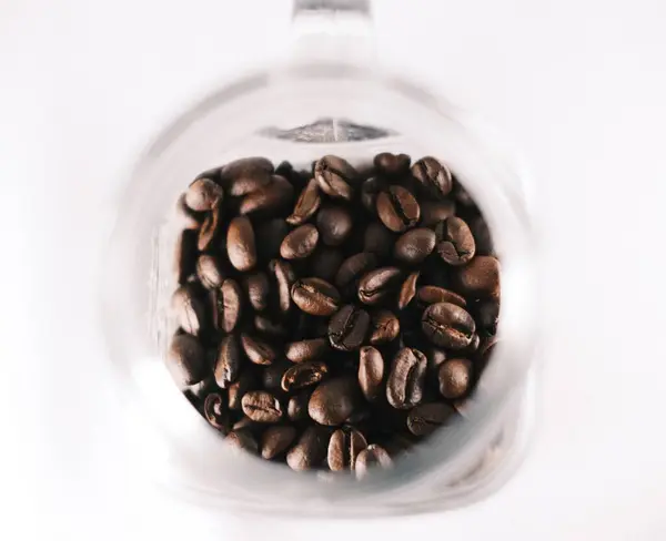 Ovansidan Rostade Kaffebönorna Muggen Den Vita Ytan — Stockfoto